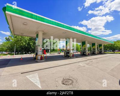 Moskau. Russland. 30.Mai 2022. Leere Tankstelle BP an einem sonnigen Tag. Stockfoto