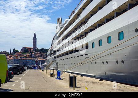 Das französische Kreuzfahrtschiff von Le Lyrial, das an der Altstadt von Rovinj, Rovigno, Istrien, Kroatien, Stockfoto