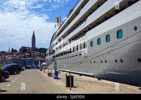 Das französische Kreuzfahrtschiff von Le Lyrial, das an der Altstadt von Rovinj, Rovigno, Istrien, Kroatien, Stockfoto