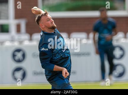 Mark Watt Bowling für Derbyshire 2. XI gegen Leicestershire 2. XI in einem Twenty20 North Group Match Stockfoto