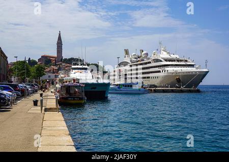 Das französische Kreuzfahrtschiff von Le Lyrial, das an der Altstadt von Rovinj, Rovigno, Istrien, Kroatien, Stockfoto