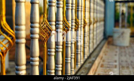 Chrom-Tor aus Edelstahl, Gartentor im Freien, ornamentierter weißer Zaun, wunderschöne Eisenstruktur. Stockfoto