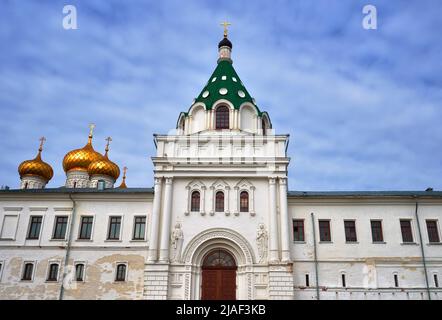 Ipatiewski orthodoxes Kloster in Kostroma. Torkirche mit Zeltkuppel in den altrussischen Traditionen des XVII Jahrhunderts. Russland, 2022 Stockfoto