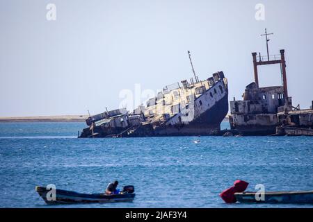 Alte, verrostete und farbenfrohe Fischerboote und Schiffe im somalischen Hafen Berbera Stockfoto