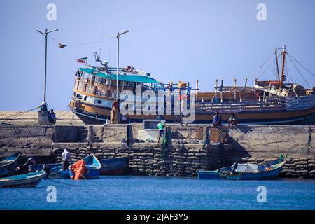 Alte, verrostete und farbenfrohe Fischerboote und Schiffe im somalischen Hafen Berbera Stockfoto