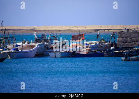 Alte, verrostete und farbenfrohe Fischerboote und Schiffe im somalischen Hafen Berbera Stockfoto