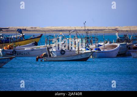 Alte, verrostete und farbenfrohe Fischerboote und Schiffe im somalischen Hafen Berbera Stockfoto