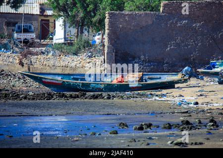 Alte, verrostete und farbenfrohe Fischerboote und Schiffe im somalischen Hafen Berbera Stockfoto