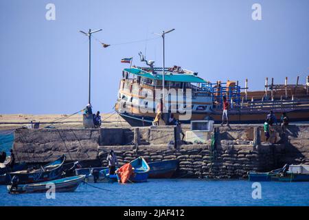 Alte, verrostete und farbenfrohe Fischerboote und Schiffe im somalischen Hafen Berbera Stockfoto