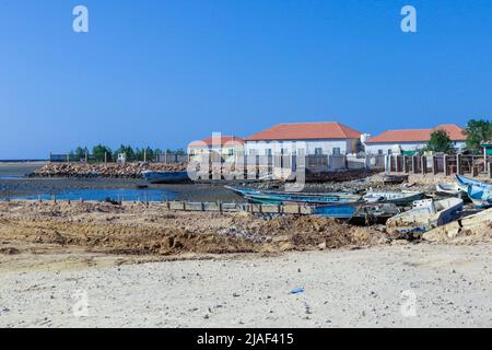 Alte, verrostete und farbenfrohe Fischerboote und Schiffe im somalischen Hafen Berbera Stockfoto