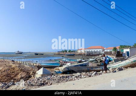 Alte, verrostete und farbenfrohe Fischerboote und Schiffe im somalischen Hafen Berbera Stockfoto