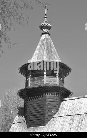 Spasskaya hölzerne orthodoxe Kirche. Der Glockenturm des erhaltenen Denkmals der traditionellen Holzarchitektur Russlands des XVIII. Jahrhunderts. Kostroma Stockfoto