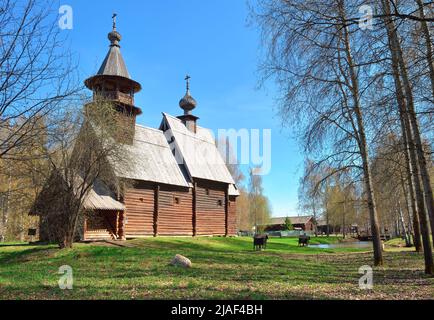 Spasskaya hölzerne orthodoxe Kirche. Das erhaltene Denkmal der traditionellen Holzarchitektur Russlands des XVIII Jahrhunderts am Flussufer. Kostroma, Stockfoto