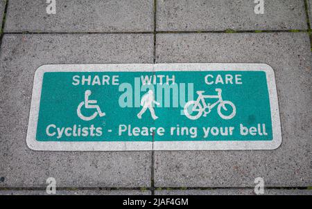 Ein Straßenschild in England, das einen gemeinsamen Weg für Behinderte, Menschen, Radfahrer und Fußgänger markiert. Stockfoto