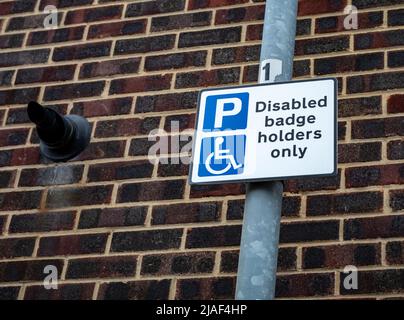 Ein Straßenschild in England, das eine Parkbucht für behinderte Menschen anzeigt. Stockfoto