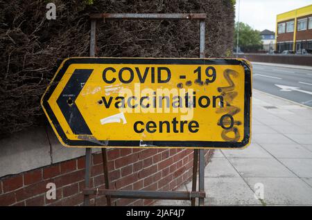 Ein Zeichen für ein COVID-19 Impfzentrum in Portsmouth, Hampshire, England. Stockfoto