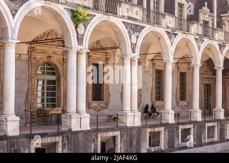 Studenten im alten Benediktinerkloster in Catania, Sizilien, Italien. Es ist heute Teil der Universität von Catania Stockfoto