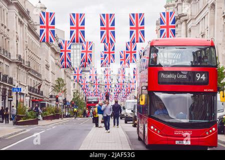 London, Großbritannien. 26. Mai 2022. Union Jack-Flaggen schmücken die Regent Street für das Platin-Jubiläum der Königin, anlässlich des 70.. Jahrestages der Thronbesteigung der Königin. Vom 2.. Bis 5.. Juni findet ein spezielles, erweitertes Platinum Jubilee Weekend statt. Stockfoto