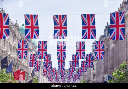 London, Großbritannien. 27. Mai 2022. Union Jack-Flaggen schmücken die Regent Street für das Platin-Jubiläum der Königin, anlässlich des 70.. Jahrestages der Thronbesteigung der Königin. Vom 2.. Bis 5.. Juni findet ein spezielles, erweitertes Platinum Jubilee Weekend statt. Stockfoto