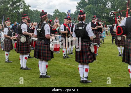 Lesung Scottish Pipe Band unterhaltsame Menschen bei einer Veranstaltung in Farnborough, Hampshire, England, Großbritannien Stockfoto