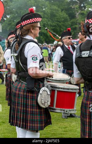 Lesung Scottish Pipe Band unterhaltsame Menschen bei einer Veranstaltung in Farnborough, Hampshire, England, Großbritannien Stockfoto