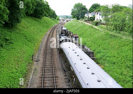 Horsted Keynes, West Sussex, UK-May 29 2022: British Railways Standard Class 4MT 2-6-4 Tanklokomotive Nr. 80151 zieht nach Horsted Keynes Stockfoto