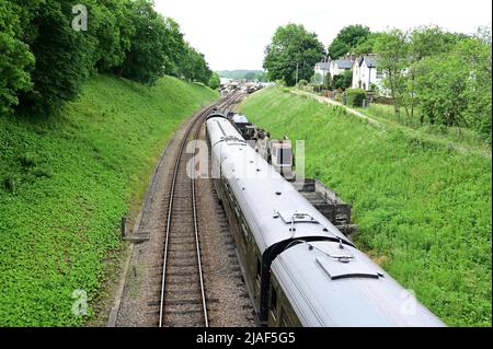 Horsted Keynes, West Sussex, UK-May 29 2022: British Railways Standard Class 4MT 2-6-4 Tanklokomotive Nr. 80151 zieht nach Horsted Keynes Stockfoto