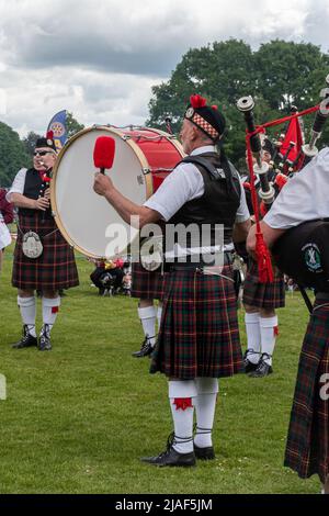 Lesung Scottish Pipe Band unterhaltsame Menschen bei einer Veranstaltung in Farnborough, Hampshire, England, Großbritannien Stockfoto