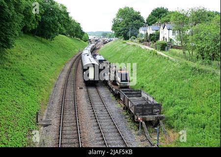 Horsted Keynes, West Sussex, UK-May 29 2022: British Railways Standard Class 4MT 2-6-4 Tanklokomotive Nr. 80151 zieht nach Horsted Keynes Stockfoto