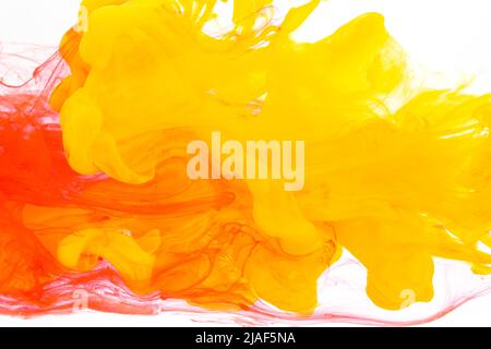 Rote und gelbe Acrylfarben spritzen Stockfoto