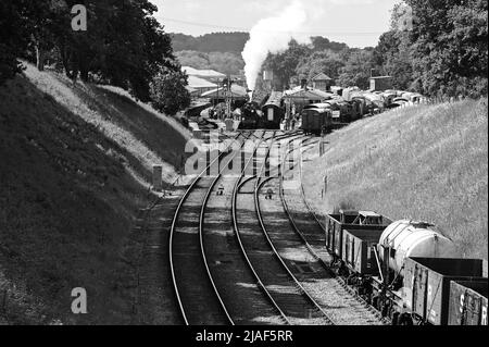 BR Standard Class 5 73082 Camelot zieht einen Personenzug auf der Bluebell-Bahn. Stockfoto