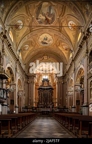 Schönes Interieur der Kirche von San Martino in der Stadt La Morra, Italien Stockfoto