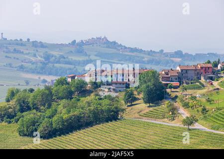 Luftaufnahme auf einen Teil des Dorfes La Morra und Weinberge , Piemonte, Italien Stockfoto