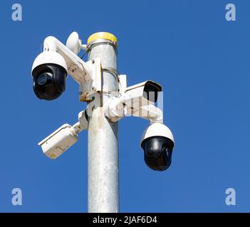 CCTV-Überwachungskameras von Closed Circuit Television Camera sind auf Metallmasten montiert. Stockfoto