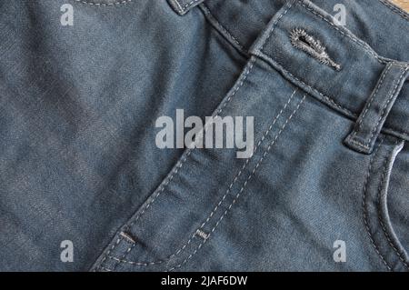 Nahaufnahme der Tasche und der Knopfansicht von hellblauer Jeansjeans Stockfoto