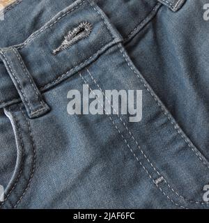 Nahaufnahme der Tasche und der Knopfansicht von hellblauer Jeansjeans Stockfoto