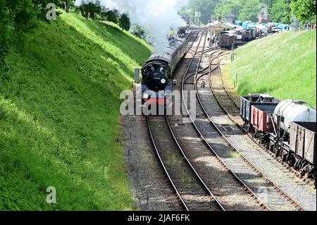 BR Standard Class 5 73082 Camelot zieht einen Personenzug auf der Bluebell-Bahn. Stockfoto