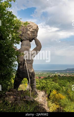 Vor einem Themenpark oberhalb von Zafferana Etnea, in der Nähe von Catania auf Sizilien, steht eine Statue des Polyphemus, des riesigen Zyklopen, der von Odysseus ausgetrickst wurde Stockfoto