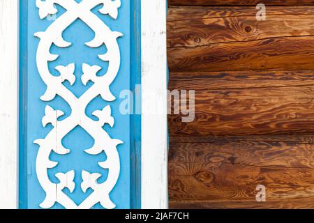 Alte hölzerne Dekorationselemente an einer Wand. Tatarische Ornamente. Kasan, Russland Stockfoto