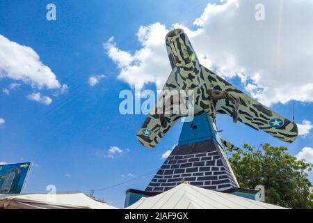 Altes sowjetisches MIG-Flugzeug im Zentrum von Hargeisa Stockfoto