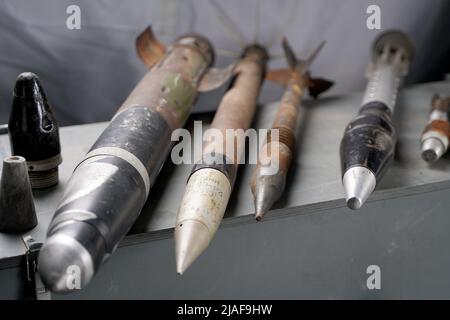 Viele Granaten und Raketen des Krieges in der Ukraine. Granaten, Geldautomaten, Marschflugkörper. Antipersonenmine. Gebiet gelöscht. Entminung durch Truppen des Terr Stockfoto