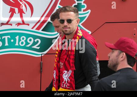 Liverpool, Großbritannien. 29.. Mai 2022. Jordan Henderson #14 aus Liverpool kommt am 5/29/2022 zur Open-Top-Busparade in Liverpool, Großbritannien, an. (Foto von James Heaton/News Images/Sipa USA) Quelle: SIPA USA/Alamy Live News Stockfoto