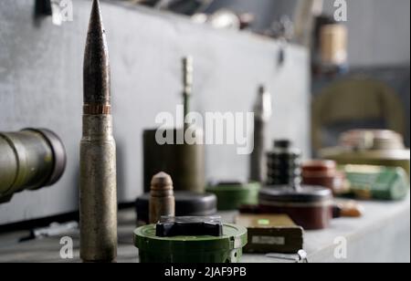 Viele Granaten und Raketen des Krieges in der Ukraine. Granaten, Geldautomaten, Marschflugkörper. Antipersonenmine. Gebiet gelöscht. Entminung durch Truppen des Terr Stockfoto