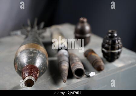 Viele Granaten und Raketen des Krieges in der Ukraine. Granaten, Geldautomaten, Marschflugkörper. Antipersonenmine. Gebiet gelöscht. Entminung durch Truppen des Terr Stockfoto