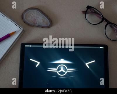 Auf diesem Foto Abbildung Mercedes-Benz Group AG Logo auf einem Tablet zu sehen Stockfoto