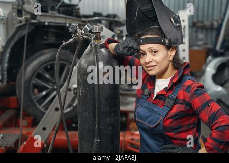 Frau Auto Mechaniker stehen in der Auto-Service-Garage Stockfoto