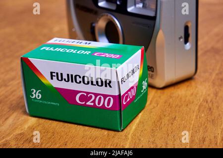 Ryazan, Russland - Januar, 15 2022: Fujifilm Filmverpackungen und analoge Kamera Stockfoto