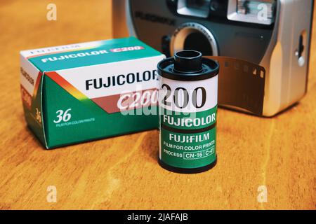 Ryazan, Russland - Januar, 15 2022: Fujifilm-Farbfilm-Nahaufnahme. Filmkassette auf dem Tisch Stockfoto