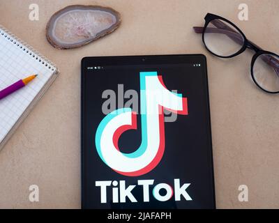 Auf diesem Foto Illustration TikTok / Douyin Logo auf einem Tablet zu sehen Stockfoto