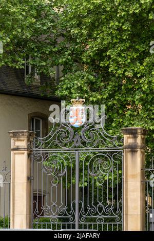 Stadt Luxemburg, Mai 2022. Das Wappen des Großherzogtums Luxemburg auf einem Geländer im Stadtzentrum Stockfoto